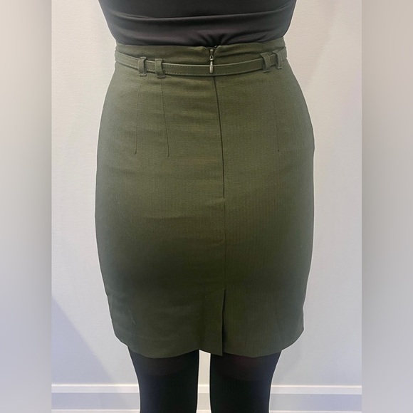 Green mini skirt - Picture 2 of 3